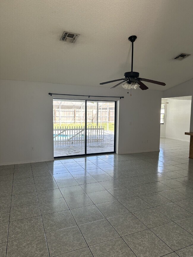 Foto del edificio - 5 Bedroom, 2 Bathroom Single Family Home F...
