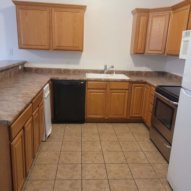 Building Photo - 3 bed 2 bath upstairs