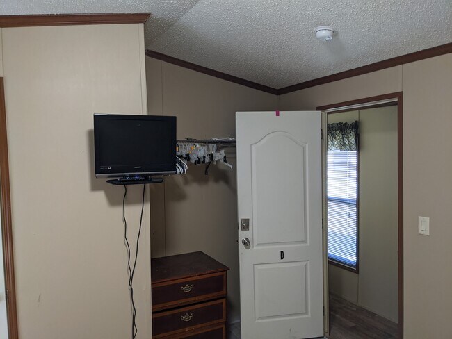 Foto del edificio - 327 Shanklin Road, Unit e