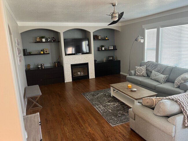 Living room - 773 E Park School Rd