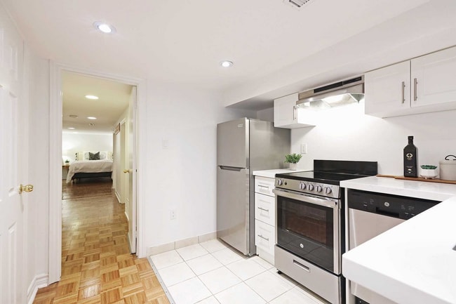 Building Photo - 116 Aldwych Av