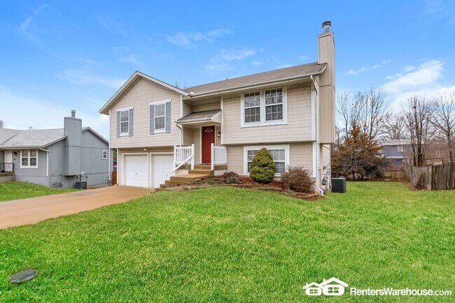 Foto del edificio - 3 Bed 2.5 Bath In Raymore!  Available 7/1!