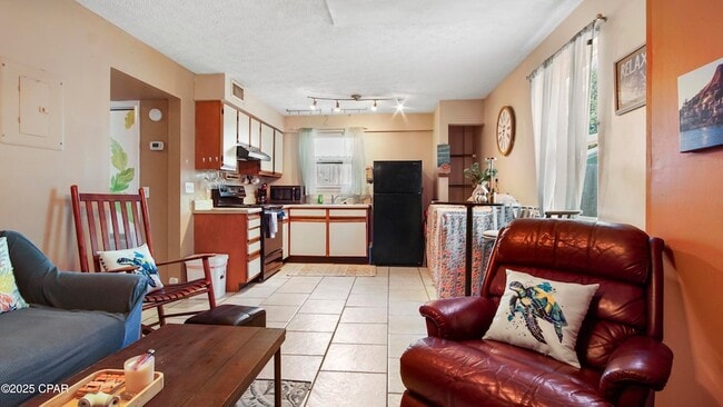 Building Photo - 513 Lantana St