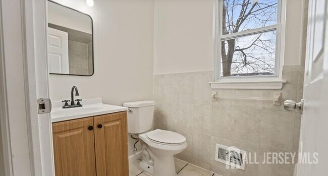 Building Photo - 695 S 11th St