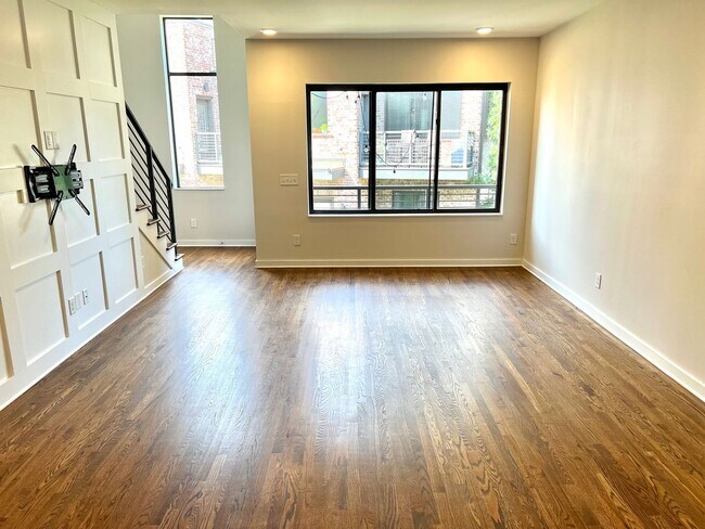Foto del edificio - 3 bed/3 bath with Attached 2 Car Garage in East Nashville