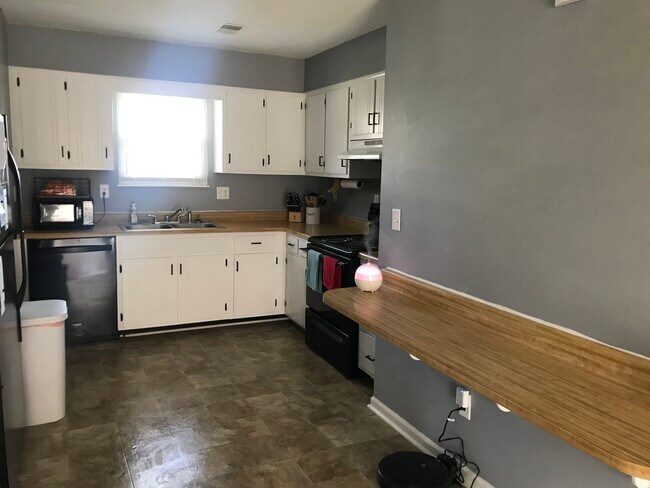 Kitchen - 2493 Lake Rd