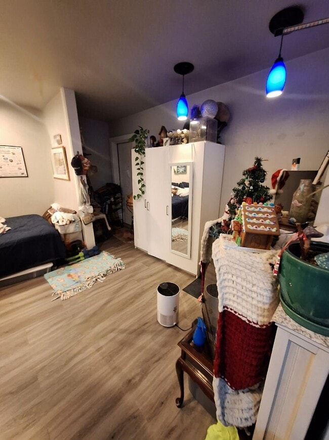 Building Photo - Studio Apartment Open May - Convenient location with extra storage!