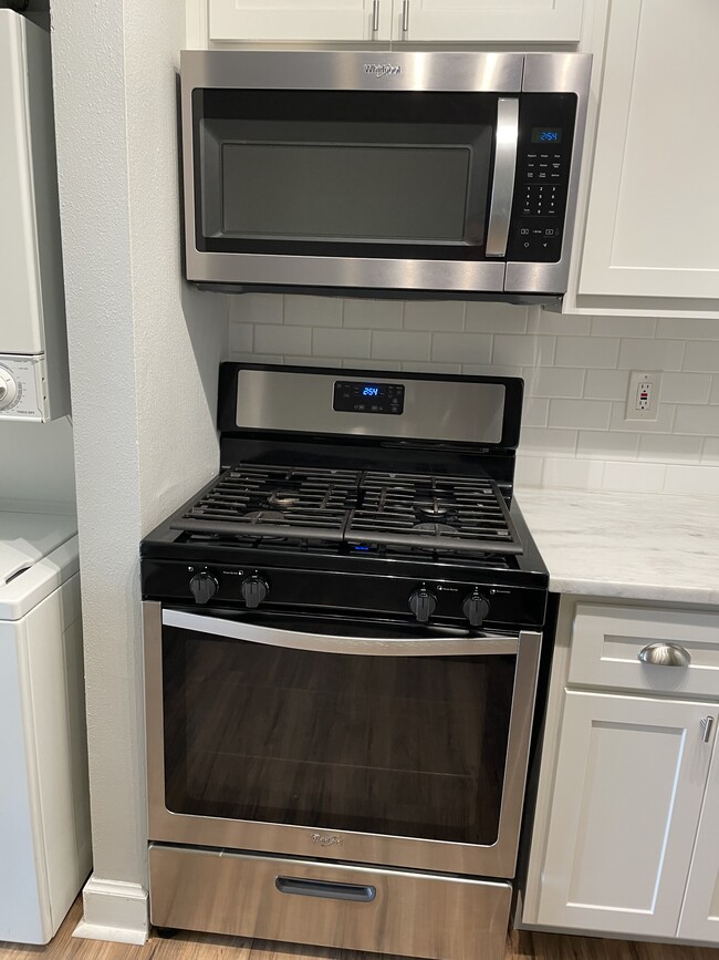 Gas range - 9055 Wrenwood Ln