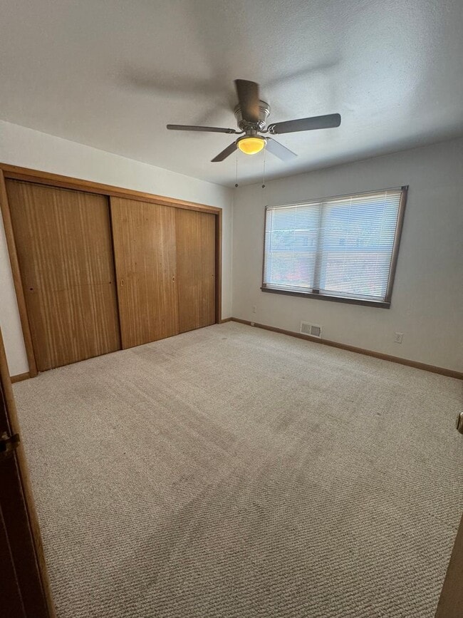 Foto del edificio - 2.5 Miles (6 minutes or less) to Oregon Tech and Sky Lakes Medical Center!  Perfect setup for Roo...