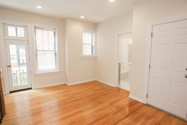 Building Photo - 435 W Surf St