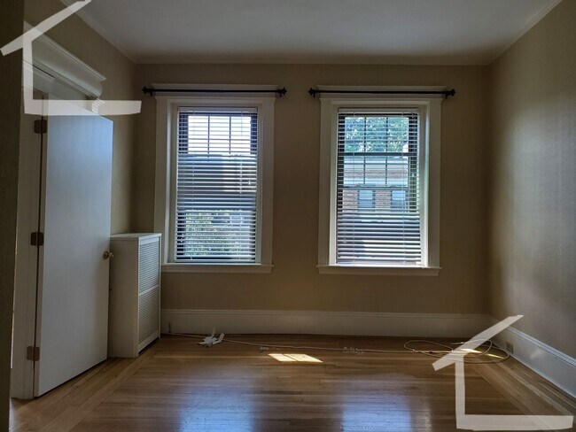 Foto del edificio - No brokers Fee, No Security Deposit, Heat, Hot Water Included, Coolidge Corner Area, Laundry on a...
