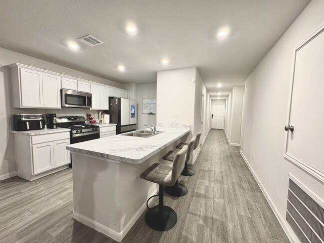 Building Photo - Stunning 4-Bedroom Home in Cleveland - Spa...