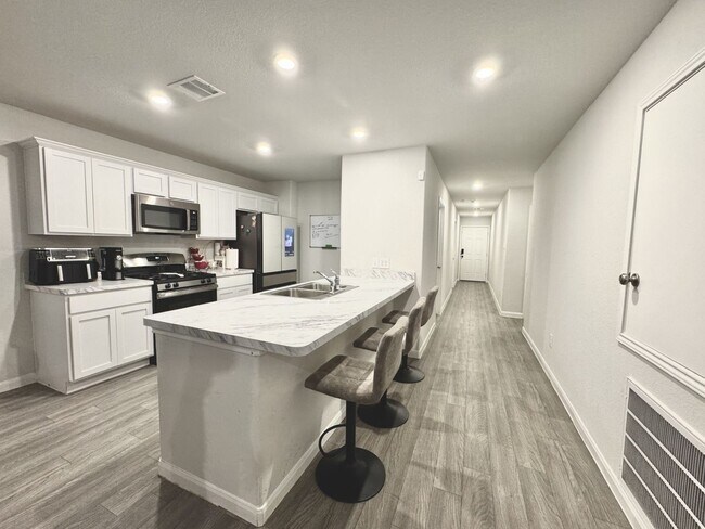 Foto del edificio - Stunning 4-Bedroom Home in Cleveland - Spa...