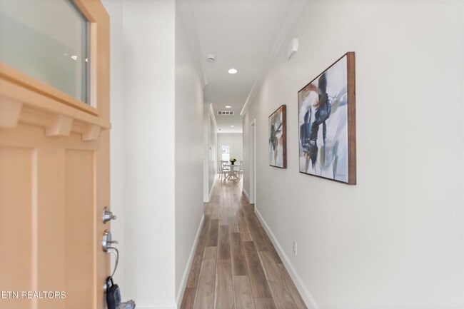 Photo - Powell 37849 - 4 Bedroom, 3 bath Condo - Contact Lisa Vineyard and Shannon Russell (865) 216-9334