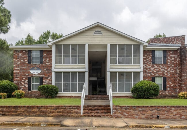 Building Photo - 220 N Oakley Dr