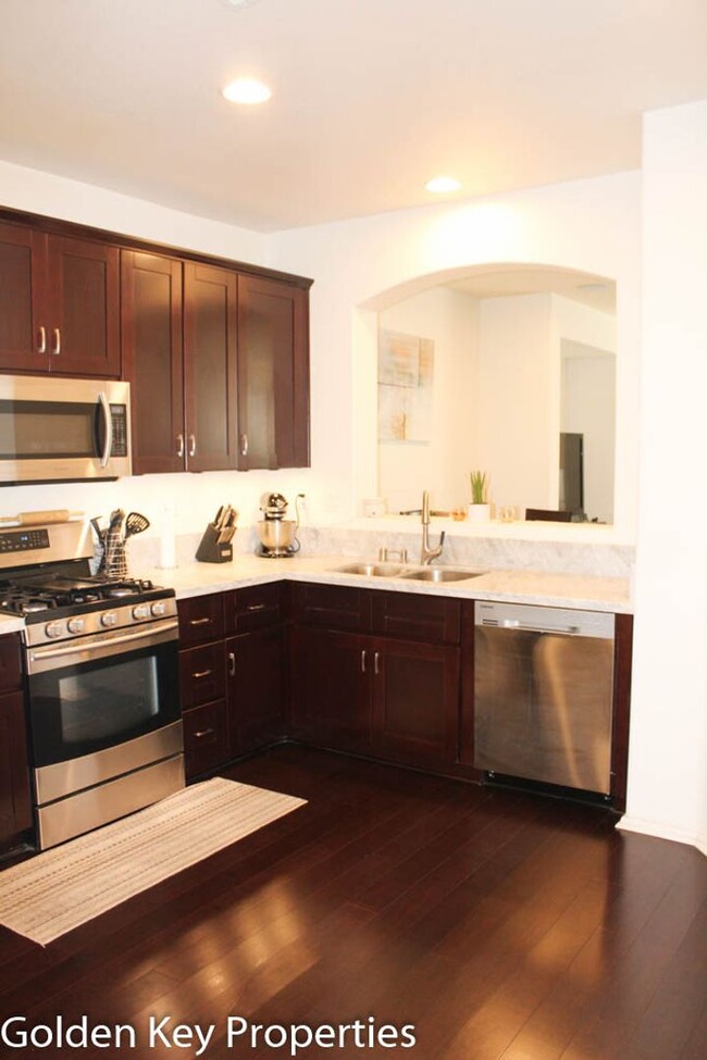 Foto del edificio - Welcome to the remodeled townhome in the s...