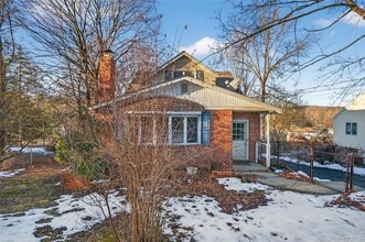 Building Photo - 32 Quaker Hill Rd