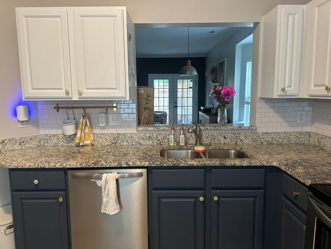 Building Photo - 2 Bedroom Townhome in Raleigh