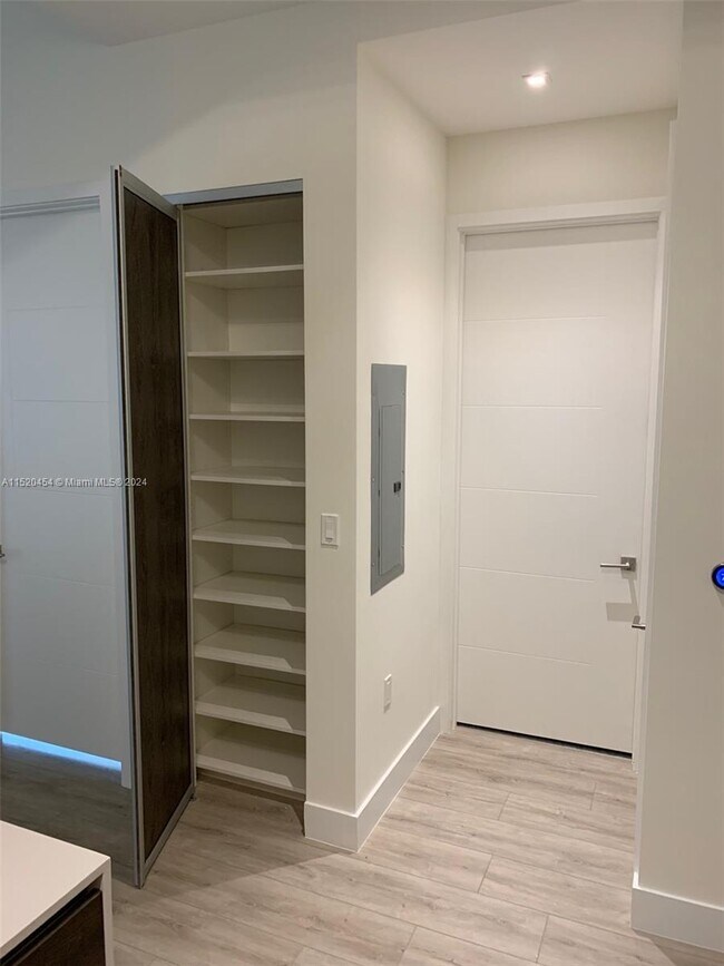 Foto del edificio - 301 Altara Ave