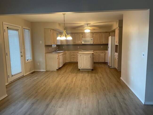 Foto del edificio - BEAUTIFUL Spacious home with an open floor plan in a great area!