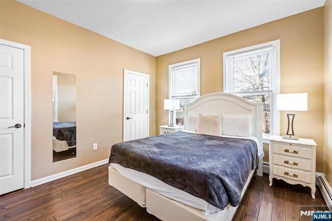 Foto del edificio - 1054-1056 Hunterdon Street Unit Leftside