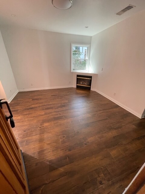 Living Room - 948 E Edgeware Rd