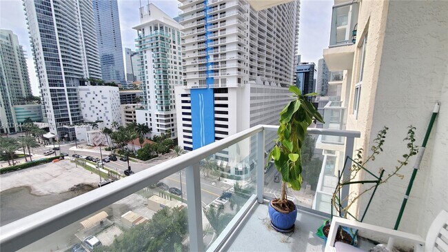 Building Photo - 1155 Brickell Bay Dr