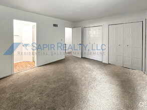 Building Photo - 6000 Regent Manor