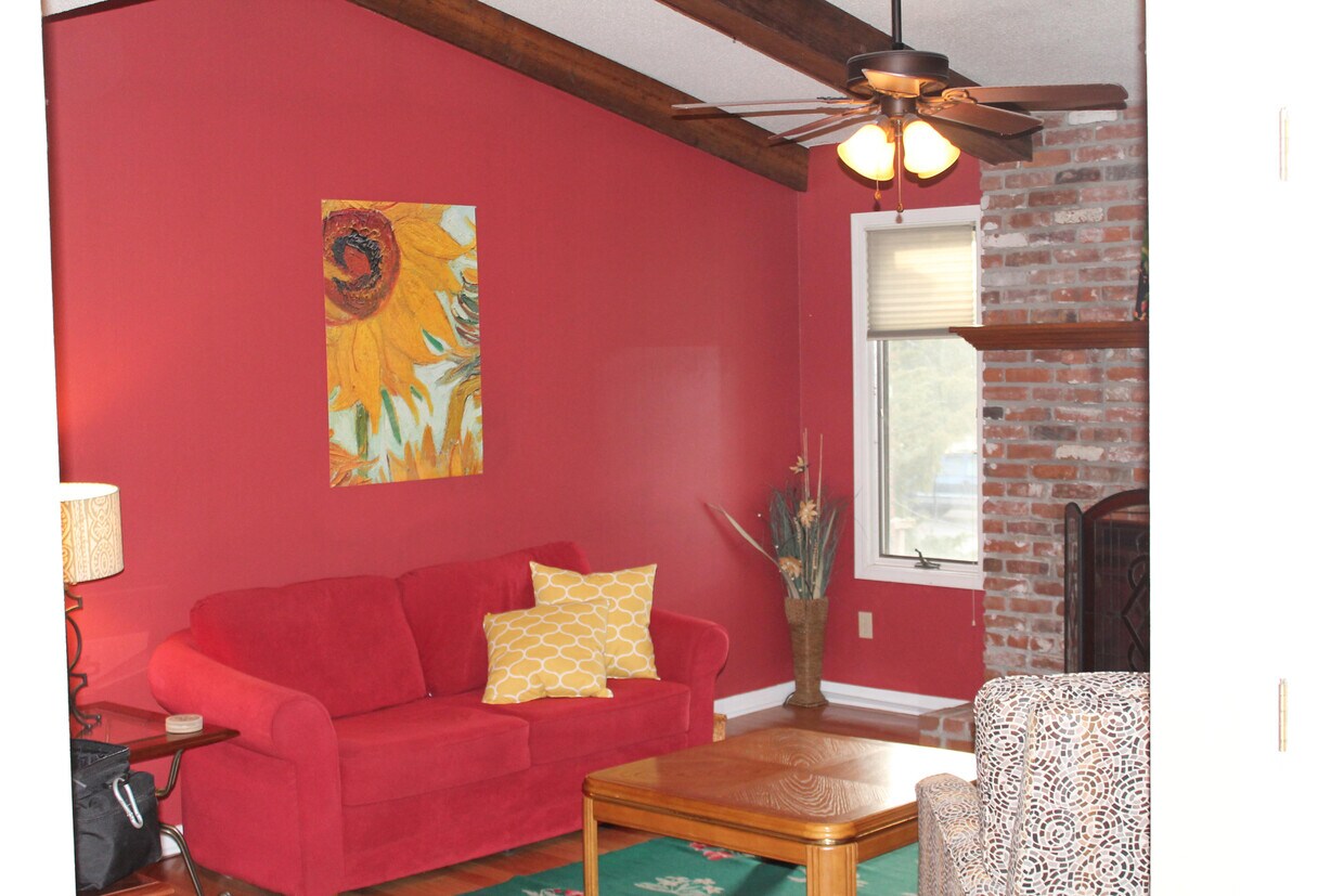 Foto principal - 106 E Green Meadows Rd
