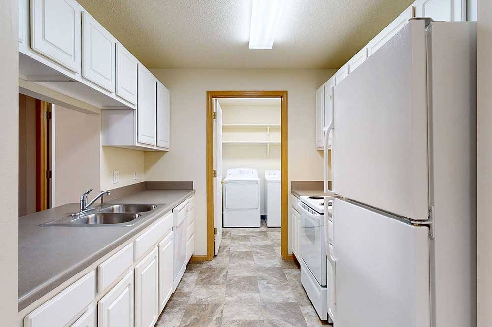Disfrute de la comodidad de un lavadero en el hogar justo al lado de la cocina, ideal para realizar múltiples tareas en días ocupados. - Northbrook Apartments