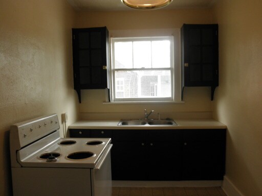 Building Photo - 821 Ferdinand Ave SW