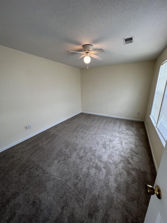 Foto del edificio - 221 Fox Grove Cir
