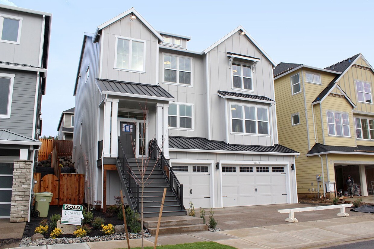 Primary Photo - Gorgeous 5 Bedroom Home at Creekview Ridge...