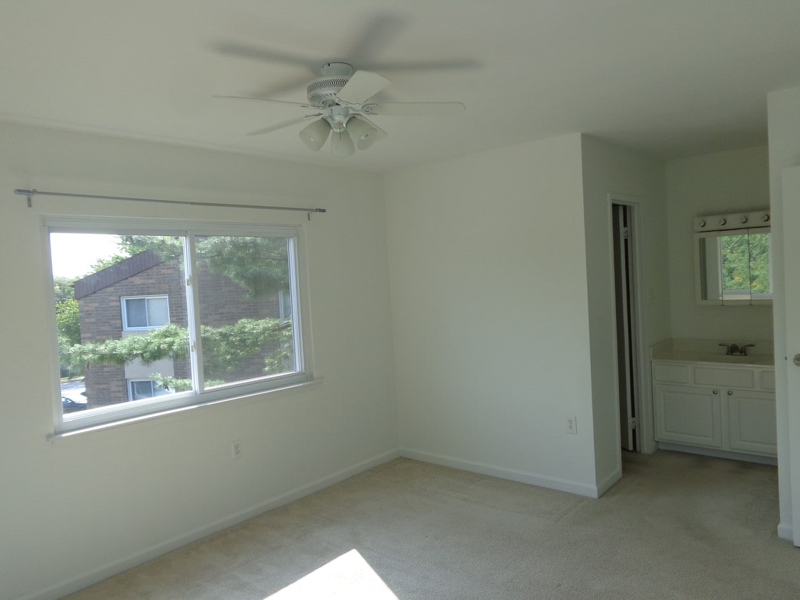 Master Bedroom - 356 Gatewater Ct