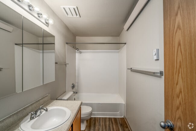 1BR, 1BA - 720SF - Bathroom - Lexington Apartments