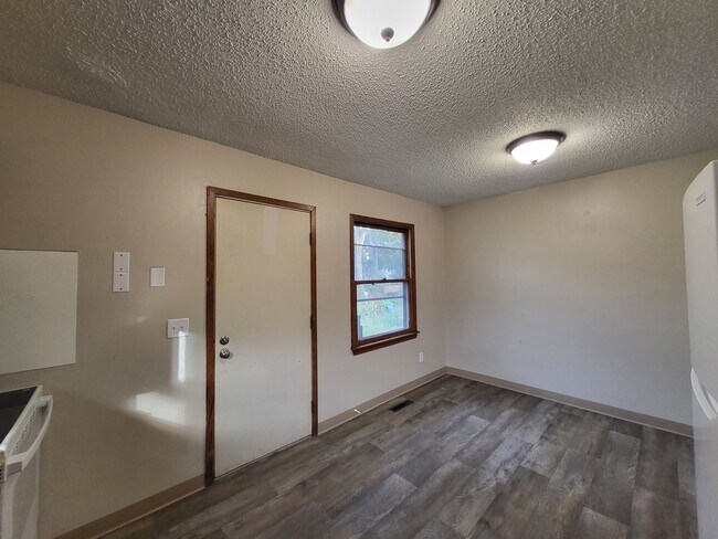 Foto del edificio - Spacious 4 bedroom home!
