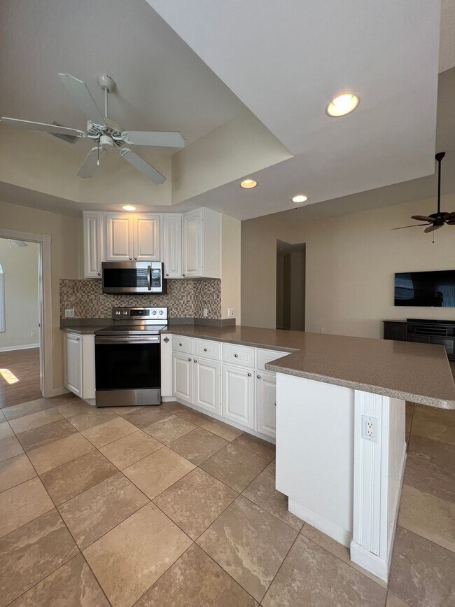 Building Photo - 3 BEDROOM 2 BATH HOME IN GATED COMMUNITY O...