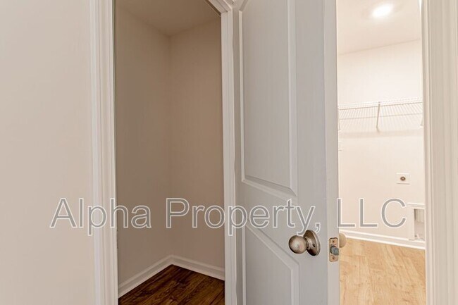 Building Photo - 597 Evaleigh St