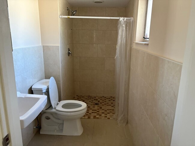 Building Photo - Spacious 3 bedroom home in quiet neighborhood