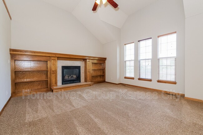 Building Photo - 699 S Evergreen St