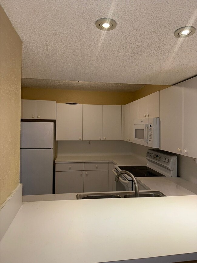 Building Photo - 230 W 68th St