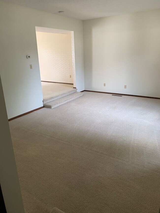 Building Photo - Gorgeous, pet friendly 4 bed 2 1/2 bath house