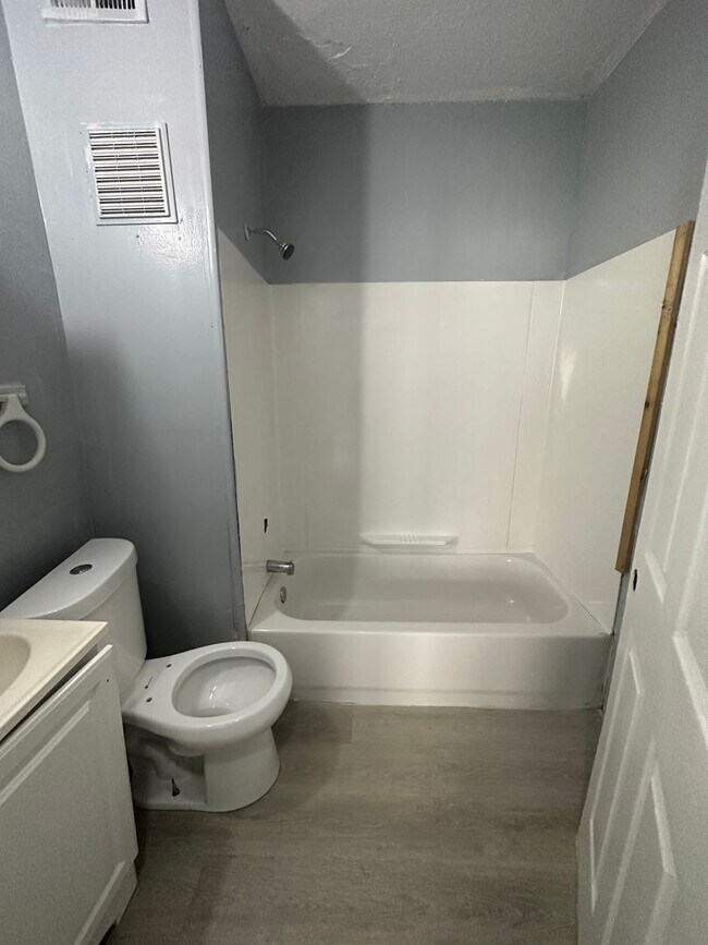 Foto del edificio - 11414 Fairport Ave