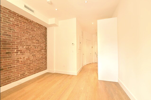 Building Photo - 409 E 9th St