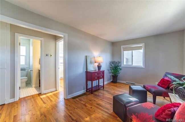 Building Photo - Nicely Remodeled 2 bedroom Bungalow.