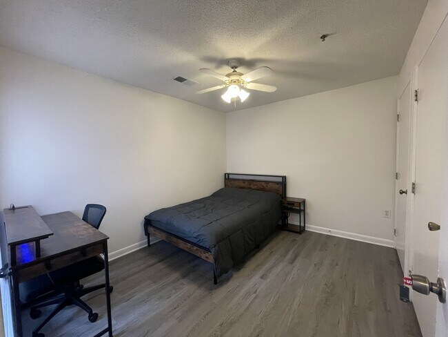 Escritorio y cama - 1420 Collegiate Cir