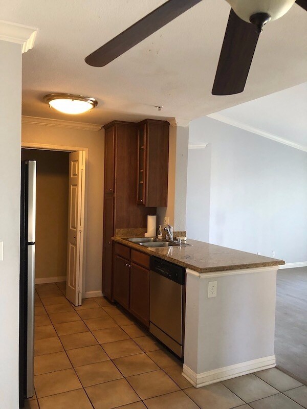 Building Photo - Gorgeous 2 Bedroom Condo For Rent