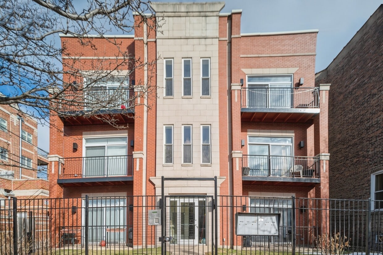 Primary Photo - 4715 S Champlain Ave