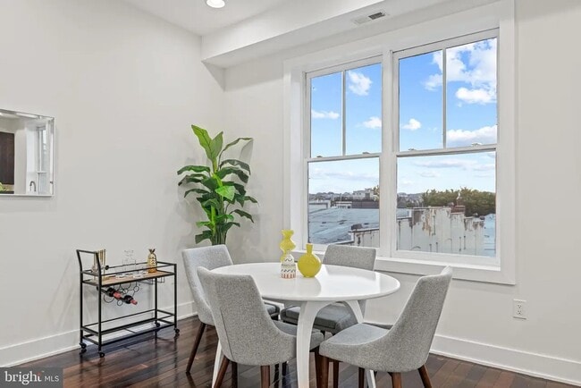 Building Photo - 907 N St NW