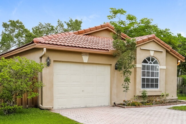 Building Photo - 428 Lakeside Cir